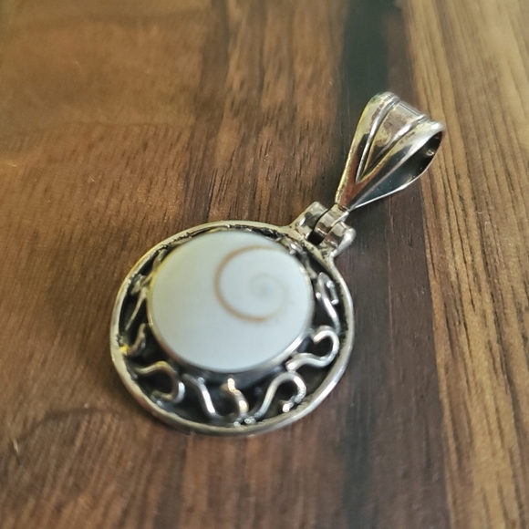Small silver pendant with shell - Picture 2 of 5